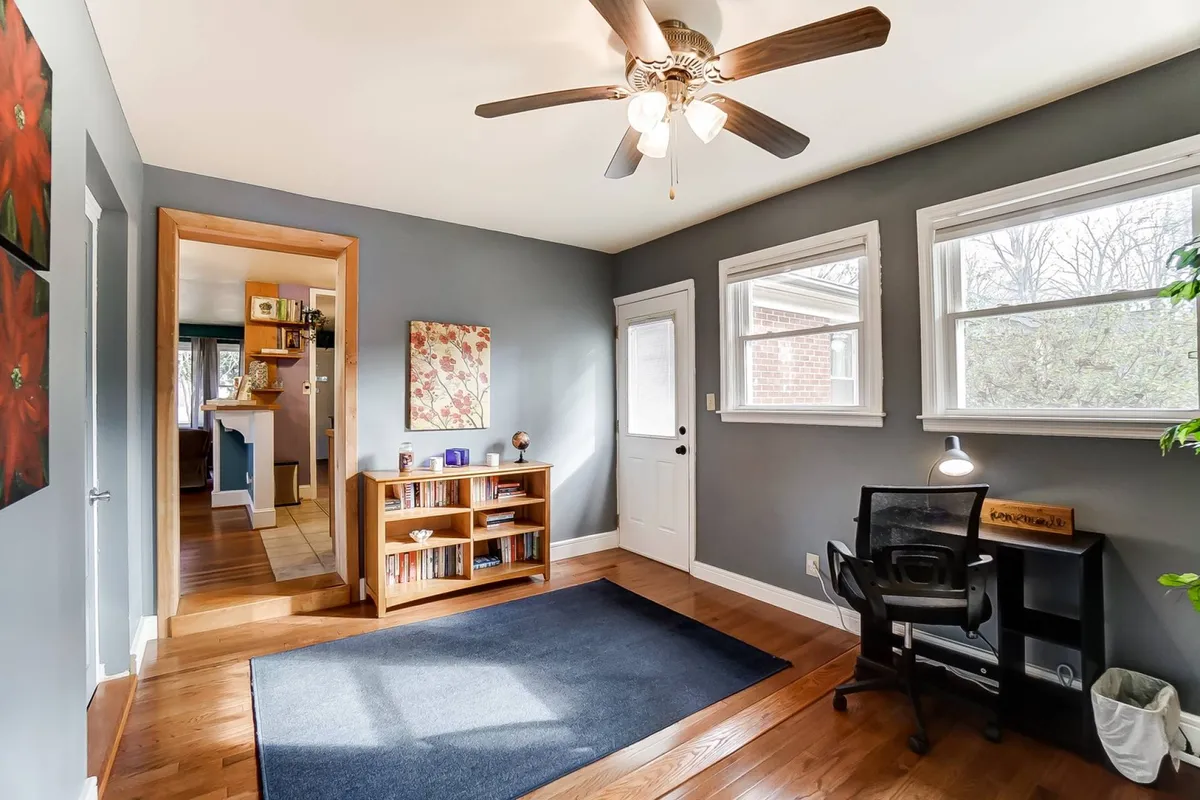 This interior image focuses on a cozy multipurpose space with a bookshelf, a practical desk positioned by the window, and an inviting reading nook. Natural light fills the room, creating an atmosphere conducive to both work and relaxation—key themes in the section's narrative.